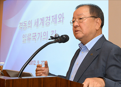 ▲강만수 산은지주 회장이 27일 오전 조선호텔에서 열린 한국경영자총협회의 경총 포럼에서 '격동의 세계경제와 일류국가의 길'을 주제로 강연을 하고 있다.
