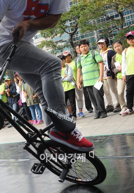 [포토]광화문에 등장한 중력의 마법사