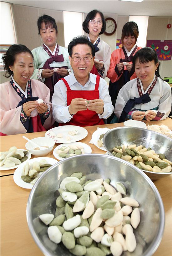 [포토]문충실 동작구청장, 추석 맞이 송편 빚기 