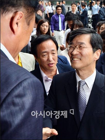 곽노현 서울시교육감이 27일 서울시교육청을 떠나며 직원들의 배웅을 받고 있다. 