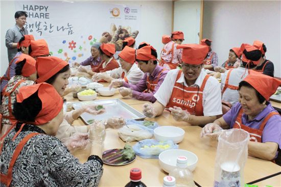 SPC그룹 임직원들이 서울 역삼노인복지센터에서 추석맞이 송편 만들기 행사를 진행하고 있다. 
