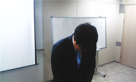 지난 27일 신광수 웅진홀딩스 대표가 "우리의 잘못으로 피해를 입은 투자자와 채권자에게 죄송하다"며 고개 숙여 사과하고 있다. 그는 눈물을 떨궜다.