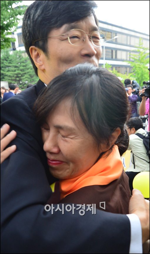 [포토]떠나기 전 마지막 포옹중인 곽노현 전교육감