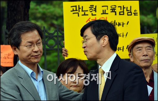 [포토]마주보는 천정배 의원-곽노현 전 교육감