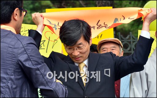 [포토]수건 띠 두르는 곽 전 교육감