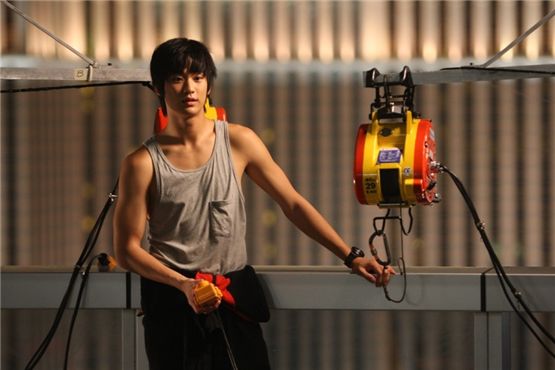 Kim Soo-hyun posing on the set of director Choi Dong-hoon's heist movie "The Thieves," opened in local theaters on July 25, 2012. [Showbox]