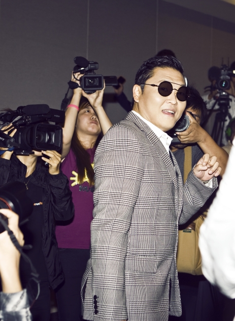 PSY looks surprised to see flashing cameras and unexpected number of reporters at a press conference held to celebrate his success in the U.S. music market with "Gangnam Style" at Seoul's Ramada Hotel in South Korea on September 25, 2012. [Chae Ki-won/10Asia]