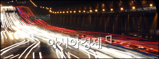 [포토]고속도로가 온통 자동차 불빛 궤적