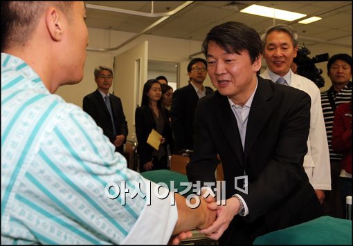 [포토]입원장병들과 만남 갖는 안철수 후보