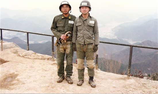안철수 무소속 대선후보(오른쪽)의 서른살 훈련병 모습.