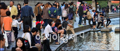 [포토]휴일맞아 청계광장에 모인 시민들