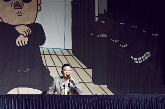 PSY answers reporters' questions at a press conference held at the Ramada Hotel in Seoul, South Korea, on September 25, 2012. [Chae Ki-won/10Asia]