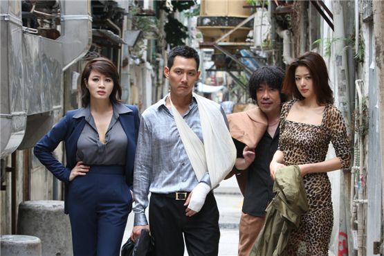 Kim Hye-soo (left), Lee Jung-jae (second to left), Oh Dal-soo (second to right) and Jun Ji-hyun (right) pose together in a still-shot for "The Thieves," opened in theaters on July 25, 2012. [Showbox]