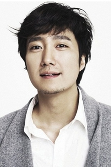 Actor Park Hae-il poses in the profile photo released by his new film "Aging Family" (translated title) distribution company CJ E&M in press release on September 27, 2012. [CJ E&M]