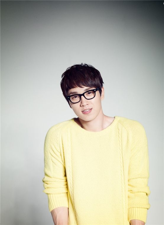 SG Wannabe's member Lee Seok-hoon poses in his profile picture. [Jellyfish Entertainment]