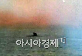 사진은 관광객이 찍은 검은 물체가 있는 문제의 사진이다.<사진제공=해군 1함대>
