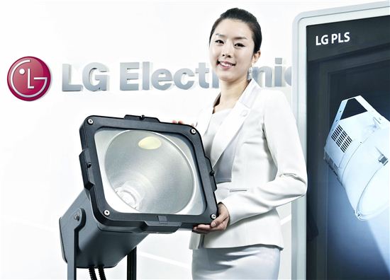 모델이 이번에 NEP(New Excellent Product, 신기술제품) 인증을 받은 LG전자의 PLS(Plasma Lighting System) 조명을 받쳐 들고 있다. 