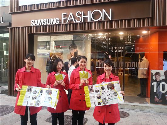 2일 명동에서 중국인 관광객들을 대상으로 자사 브랜드 매장 위치와 명동지도가 인쇄된 판촉물을 나눠주고 있는 패션회사 직원들.