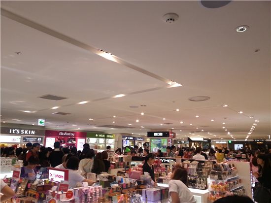 2일 서울 소공동 롯데면세점은 한국인지 중국인지 분간이 안될 정도로 많은 중국인 관광객들이 몰려 들었다.