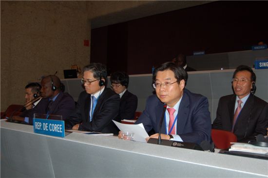 김호원 특허청장(앞줄 오른쪽에서 첫 번째)이 지난 1일(현지시각) 스위스 제네바에서 열린 제50차 세계지식재산기구(WIPO) 총회 때 기조연설을 하고 있다.