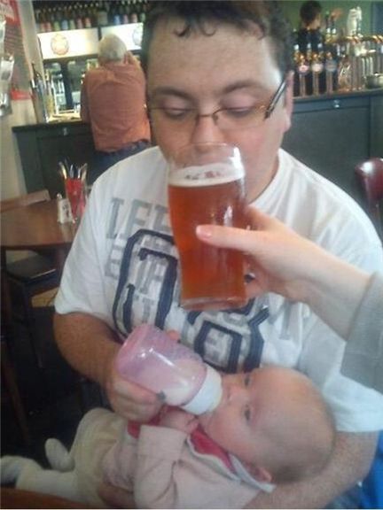 바빴던 아버지, "아기 보면서 맥주를?"