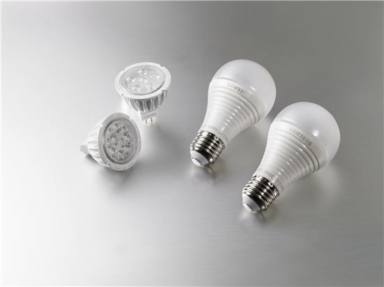 삼성전자는 이달 5일 국내에서 전구 4종, MR16램프 4종 등 총 8종의 LED램프 신제품을 출시한다. 이번에 선보이는 LED 램프 8종은 1만원 대의 합리적인 가격으로 기존 백열등 대비 80% 이상 소비 전력을 절감할 수 있다. 
