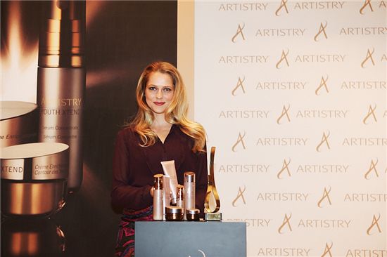 테레사팔머의 '팽팽한 피부비결', 韓서 공개