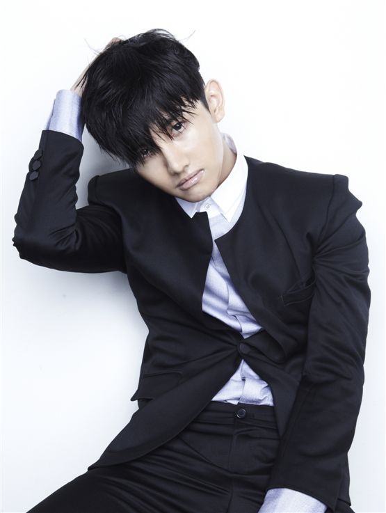 TVXQ! member Max Changmin poses in a simple a photo released for the duo's sixth album "Catch Me," dropped on September 24, 2012. [SM Entertainment]