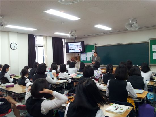 경수봉사단이 대전 송촌고등학교에서 청소년 인성교육을 하고 있다.