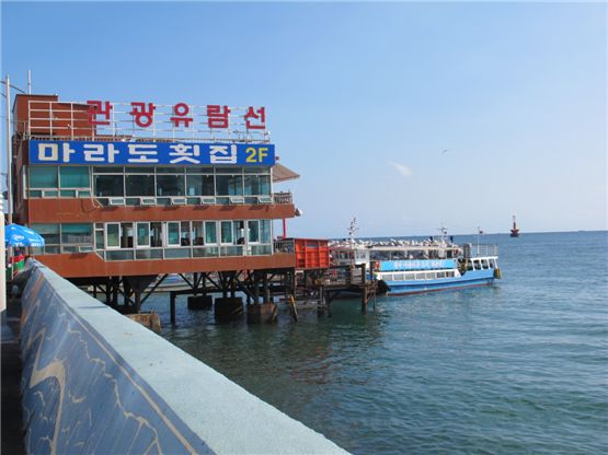 "Marado" sushi restaurant, placed on the coastline in Busan, is known for being the film set of "Haeundae," director Yoon Je-kyoon's blockbuster hit released on July 22, 2009. [Kim Min-young/10Asia]