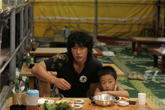 Korean actor Sul Kyung-koo poses at "Marado" sushi bar, the set of director Yoon Je-kyoon's blockbuster movie "Haeundae," released in local theaters on July 22, 2009. [CJ Entertainment]