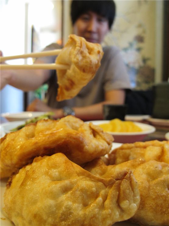 "Chang Cheng Xiang" fried dumpling is famous for playing a critical role in Park Chan-wook's "Oldboy," released in local theaters on November 21, 2003. [Kim Min-young/10Asia]