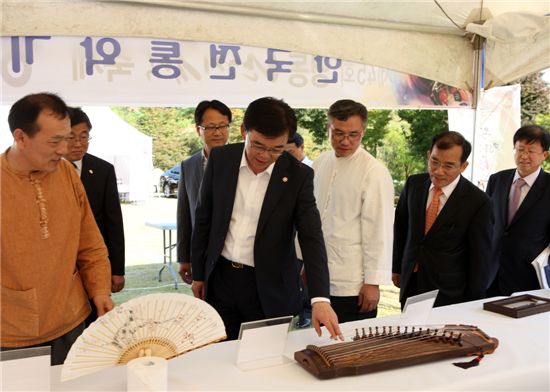 충북 '영동 난계국악축제' 한국전통악기전시장을 찾은 강호인(왼쪽에서 두번째) 조달청장이 현악기를 만져보고 있다.