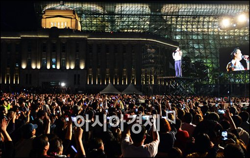 싸이 '말춤'에 열광한 8만시민…편의점 매출 '대박'(종합)