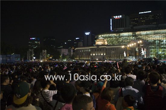 서울광장에 모인 군중들이 대형 스크린을 통해 싸이의 공연을 관람하고 있다. 이 날 공연에 모인 군중의 숫자는 6만 이상으로 추정된다.