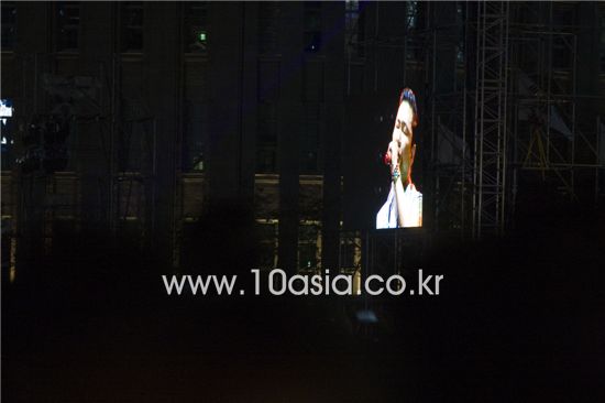 대형 스크린 속에 비친 싸이가 노래하고 있다. 지난 4일 서울 광장에서 열린 이 공연에는 6만명 이상의 군중이 몰려 관객 대부분은 스크린을 통해 공연을 볼 수 밖에 없었다