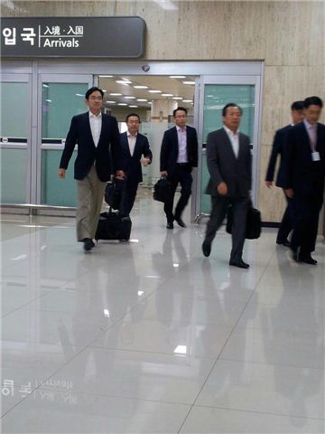 이재용 삼성전자 사장(사진 왼쪽)이 5일 김포공항을 통해 입국하고 있다. 