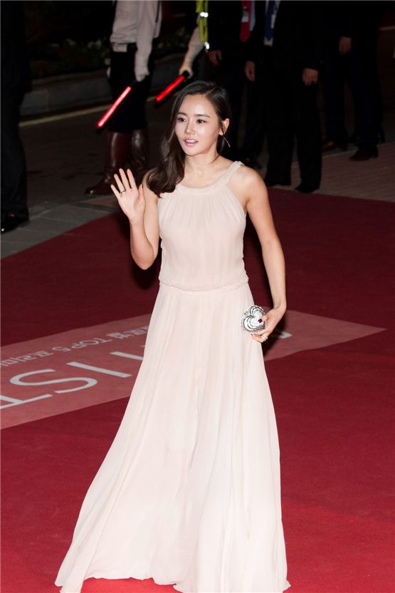 Actress Hwang Woo Seul Hye of KBS sitcom "Sent From Heaven" (2012) receives warm welcome by fans at the 17th Busan International Film Festival's red carpet at the Busan Cinema Center in Busan, South Korea, on October 4, 2012. [Lee Jin-hyuk/10Asia]