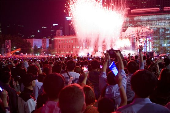 Around 10,000 people cheer and jump with PSY at the musician's free concert held at the Seoul Plaza in front of the city hall in Seoul, South Korea, on October 4, 2012. [Chae Ki-won/10Asia]