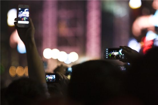 Fans take pictures of PSY with their smart phones and digital cameras during the singer's performance at a free concert held at the Seoul Plaza in front of the city hall in Seoul, South Korea, on October 4, 2012. [Chae Ki-won/10Asia]