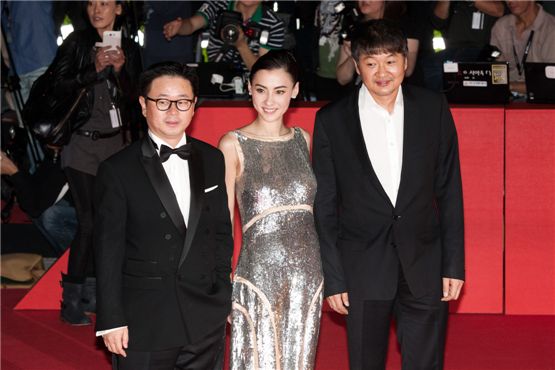 Hong Kong actress Cecilia Cheung (center) poses with Korean Hur Jin-ho (right), who attended the 17th Busan International Film Festival to promote their movie "Dangerous Liaisons" at the Busan Cinema Center in Busan, South Korea, on October 4, 2012. [Lee Jin-hyuk/10Asia]