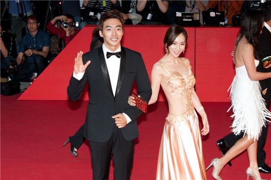 Actress Bae So-eun (right) enters the red carpet with rookie actor Seo Gun-woo (left) at the Busan Cinema Center in Busan, South Korea, on October 4, 2012. [Lee Jin-hyuk/10Asia]