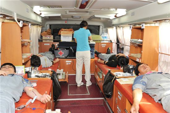▲성동조선해양 직원들이 급성신부전증에 걸린 동료 자녀를 돕기 위해 헌혈을 하고 있다.