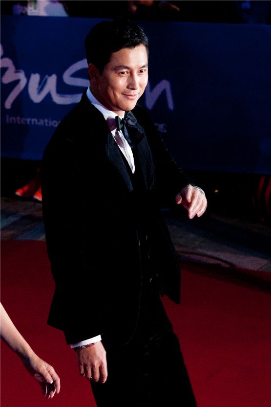 Actor Jung Woo-sung looks dapper in his velvet suit at the 17th Busan International Film Festival opened at the Busan Cinema Center in Busan, South Korea, on October 4, 2012. [Lee Jin-hyuk/10Asia]
