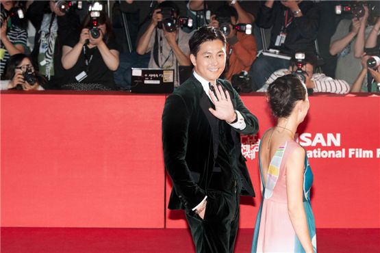 Actor Jung Woo-sung (left) waves to fans in a velvet suit at the 17th Busan International Film Festival opened at the Busan Cinema Center in Busan, South Korea, on October 4, 2012. [Lee Jin-hyuk/10Asia]
