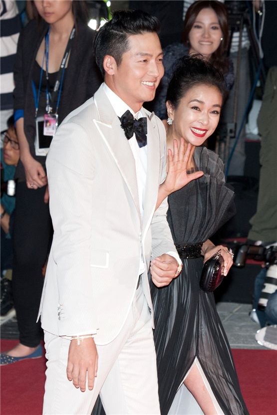 "Pieta" actor Lee Jung-jin (left) and actress Cho Min-soo show big smiles in a light grey tux and a chiffon dress at the 17th Busan International Film Festival's red carpet ceremony held at the Busan Cinema Center in Busan, South Korea, on October 4, 2012. [Lee Jin-hyuk/10Asia] 