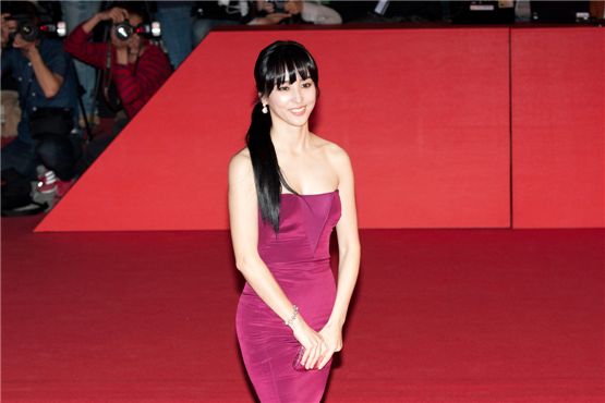 Actress Han Hye-jin dazzles in her bright purple dress with bangs at the 17th Busan International Film Festival's red carpet ceremony held at the Busan Cinema Center in Busan, South Korea, on October 4, 2012. [Lee Jin-hyuk/10Asia] 