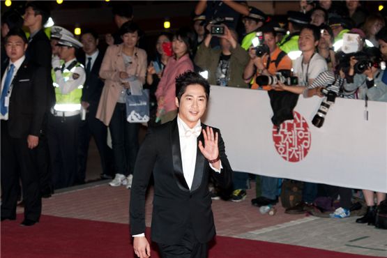 Actor Kang Ji-hwan arrives in a classic black tux and a white bow-tie at the 17th Busan International Film Festival's red carpet ceremony held at the Busan Cinema Center in Busan, South Korea, on October 4, 2012. [Lee Jin-hyuk/10Asia] 