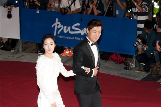 Actress Kim Go-eun of 2012 film "Eungyo" (left) and actor Lee Hee-joon of KBS' weekend TV series "My Husband Got a Family" (right) step into the Busan Cinema Center at the 17th Busan International Film Festival's red carpet held in Busan, South Korea, on October 4, 2012. [Lee Jin-hyuk/10Asia]