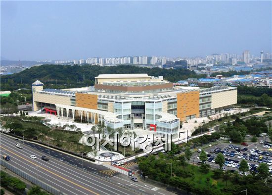 5일 인천 연수구 동춘동에 개장한 인천 최대 복합쇼핑몰 '스퀘어 원' 전경. /사진제공=스퀘어 원